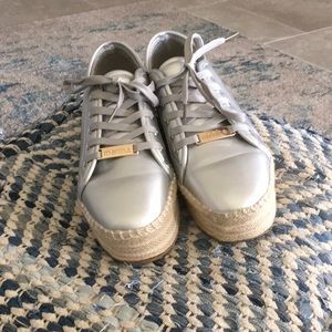 Menina  comfort silver women’s platform shoes!